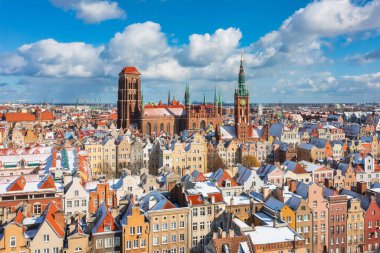 Karlı bir kış günü Polonya 'nın Gdansk şehrinin güzel manzarası.