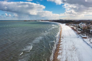 Kışın Gdansk 'ta Baltık Denizi Sahili. Polonya