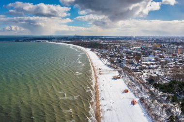 Kışın Gdansk 'ta Baltık Denizi Sahili. Polonya