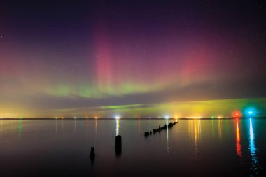 Polonya 'nın Gdansk kentindeki Baltık Denizi üzerinde inanılmaz bir aurora..