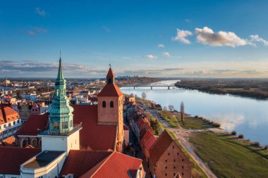 Grudziadz 'da, Wisla nehri, Polonya' daki ambarların güzel mimarisi.