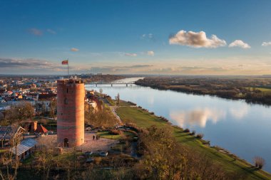 Grudziadz 'daki Klimek Kulesi öğleden sonra güneşinde Vistula Nehri üzerinde. Polonya