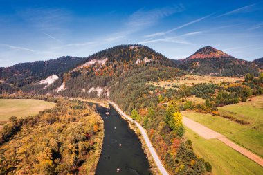 Pieniny Dağları 'nın sonbahar manzarası ve üç taç zirvesi. Polonya