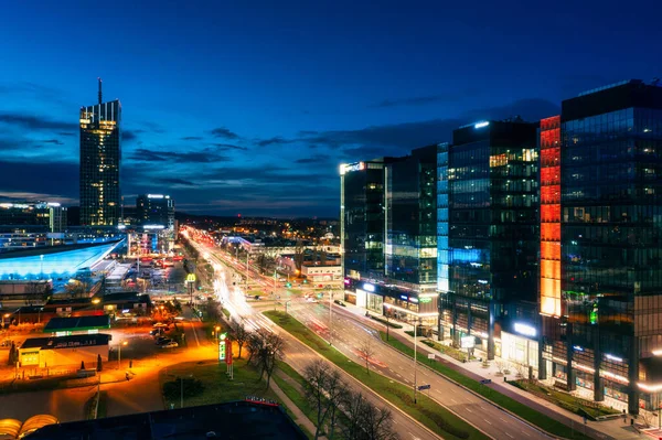 グダニスク ポーランド 2023年3月25日 ポーランドの夕暮れ時にグダニスクのオリワのビジネス地区の近代的な建築 — ストック写真