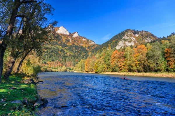 小さな山の秋の景色の中でDunajec川を下りラフティング ポーランド — ストック写真
