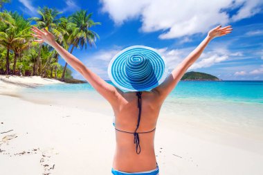 Güneş tatil tropik sahilde zevk şapkalı kadın