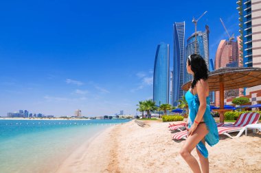 Abu Dabi 'de sıcak bir BAE plajında güzel bir kadın..
