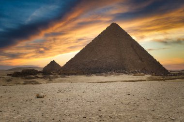 Giza, Mısır 'daki Menkaure Piramidinin üzerinde güzel bir günbatımı