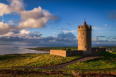 doonagore kalede günbatımı, co. clare, İrlanda