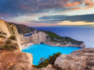 Navagio Beach (batık beach) gün batımında Zakynthos Island, Yunanistan