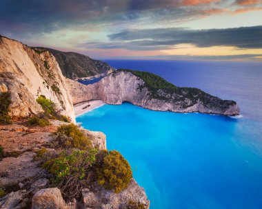 Navagio Beach (batık beach) gün batımında Zakynthos Island, Yunanistan