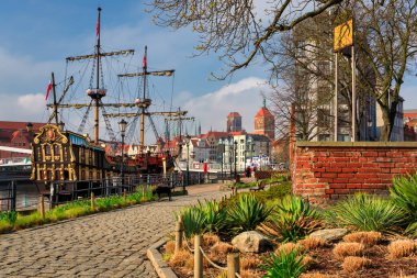 Eski Gdansk kasabası ilkbaharda Polonya 'nın Motlawa nehrine yansıdı.