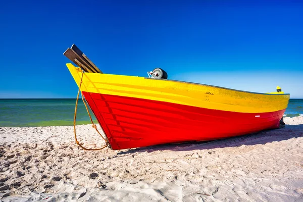 在德布基市阳光灿烂的波罗的海海滩上的渔船 — 图库照片