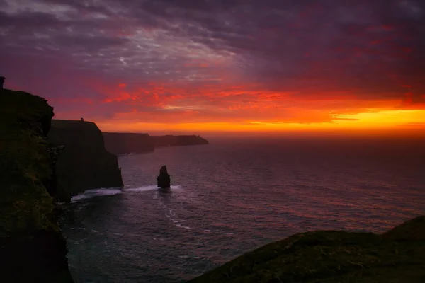 爱尔兰克莱尔郡莫赫悬崖上美丽的落日越过大西洋 — 图库照片