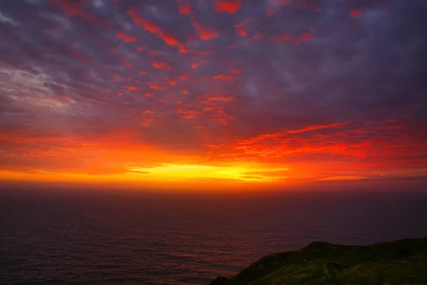 爱尔兰克莱尔郡莫赫悬崖上美丽的落日越过大西洋 — 图库照片