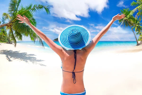 Γυναίκα Καπέλο Απολαμβάνοντας Ήλιο Διακοπές Στην Τροπική Παραλία — Φωτογραφία Αρχείου