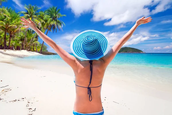 Kobieta Kapeluszu Ciesząc Się Słońcem Wakacje Tropikalnej Plaży — Zdjęcie stockowe