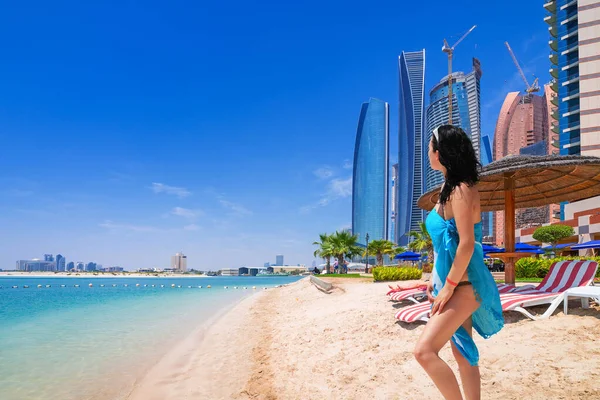 Hermosa Mujer Una Playa Caliente Los Eau Abu Dhabi —  Fotos de Stock