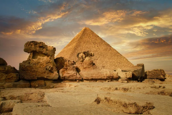 埃及吉萨大金字塔上美丽的落日 — 图库照片