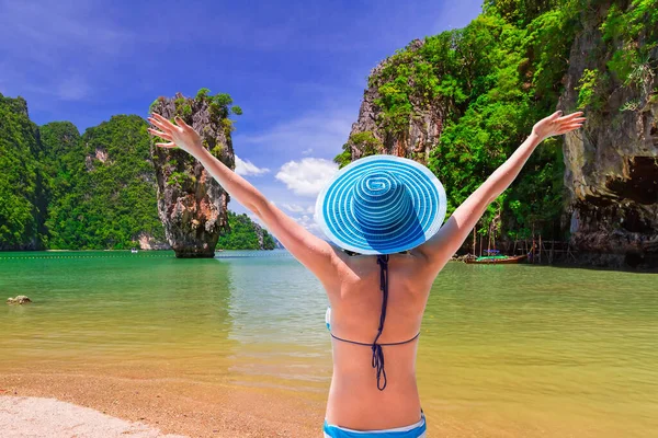 Žena Klobouku Těší Slunné Dovolené Pláži Thajsku — Stock fotografie