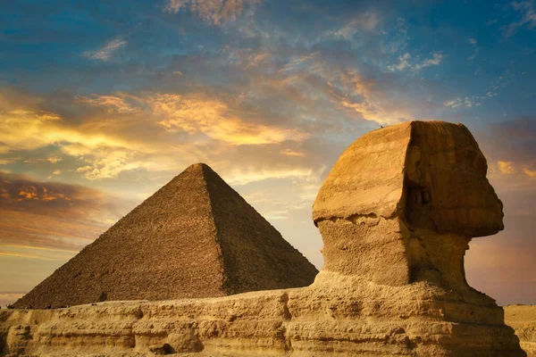 ギザの大スフィンクスとエジプトのカフルートの日没のピラミッド — ストック写真