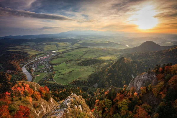 Una Hermosa Puesta Sol Las Montañas Pieniny Otoño Polonia —  Fotos de Stock