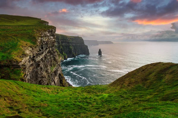 Útesy Moher Nad Atlantickým Oceánem Při Západu Slunce Irsko — Stock fotografie