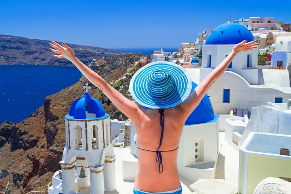 Mujer Con Sombrero Disfrutando Las Vacaciones Sol Isla Santorini Grecia — Foto de Stock
