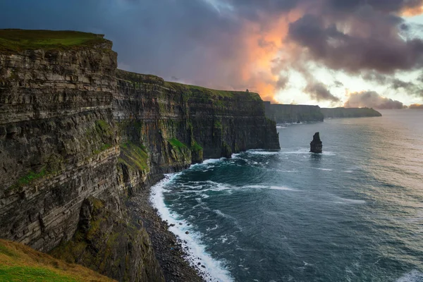 Acantilados Moher Sobre Océano Atlántico Atardecer Irlanda —  Fotos de Stock