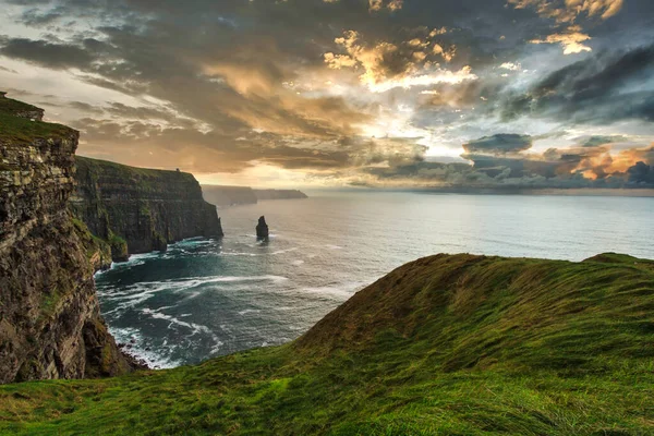 Falésias Moher Sobre Oceano Atlântico Pôr Sol Irlanda — Fotografia de Stock