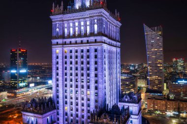 Warszawa, Polonya - 25 Şubat 2021: Modern gökdelenli Warszawa şehir merkezinin güzel mimarisi, Polonya.