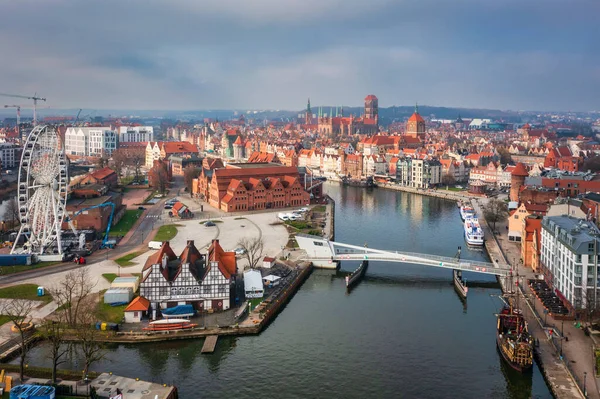 Gdansk Polen April 2023 Gamla Stan Gdansk Speglas Floden Motlawa — Stockfoto