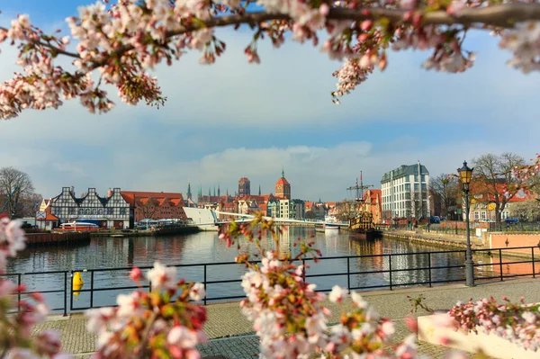 Gdansk Polen April 2023 Gamla Stan Gdansk Speglas Floden Motlawa — Stockfoto