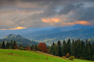 Sonbaharda Tatra Dağları 'nın altında bulutlu bir gün doğumu, Lapszanka. Polonya