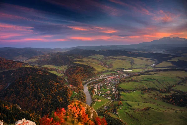 Ένα Όμορφο Ηλιοβασίλεμα Στα Βουνά Pieniny Φθινόπωρο Πολωνία — Φωτογραφία Αρχείου