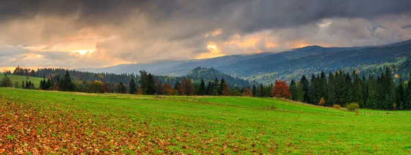 Bewölkter Sonnenaufgang Unter Der Tatra Herbst Lapszanka Polen — Stockfoto