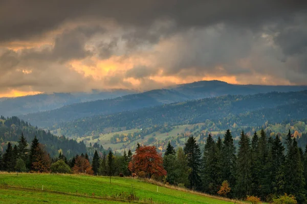 Bewölkter Sonnenaufgang Unter Der Tatra Herbst Lapszanka Polen — Stockfoto