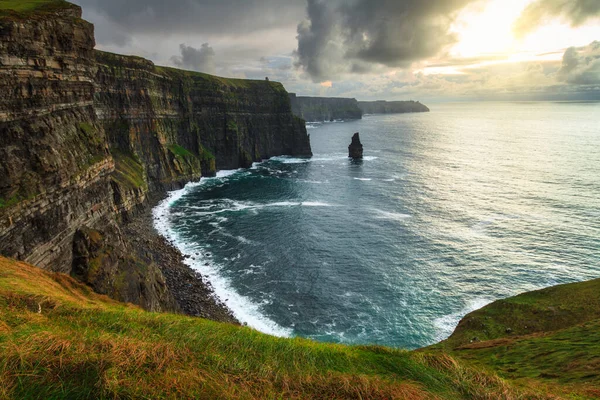 Scogliere Moher Sopra Oceano Atlantico Tramonto Irlanda — Foto Stock