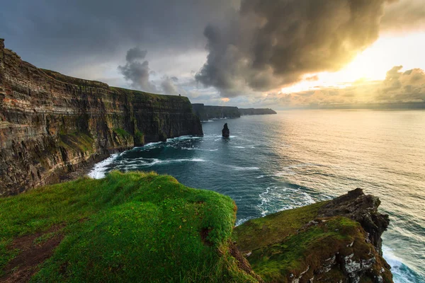 Falésias Moher Sobre Oceano Atlântico Pôr Sol Irlanda — Fotografia de Stock