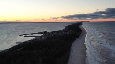 Kuznica, Hel Peninsula 'da gün batımında güzel Baltık plajı. Polonya