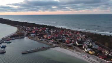 Kuznica, Hel Peninsula 'da gün batımında güzel Baltık plajı. Polonya