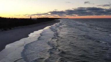 Kuznica, Hel Peninsula 'da gün batımında güzel Baltık plajı. Polonya