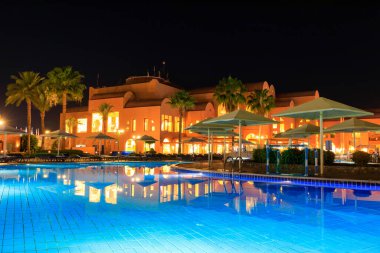 Marsa Alam, Mısır - 7 Mayıs 2023: Marsa Alam 'daki Akassia İsviçre Tatil Köyü' nün geleneksel mimarisi.