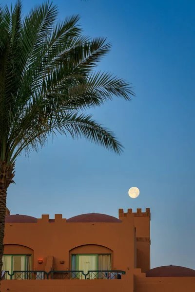 Pełnia Księżyca Nad Architekturą Egiptu — Zdjęcie stockowe
