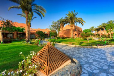 Marsa Alam, Mısır - 7 Mayıs 2023: Marsa Alam, Mısır 'da Kızıldeniz kıyısındaki Akassia İsviçre tatil beldesinin güzel bahçeleri.