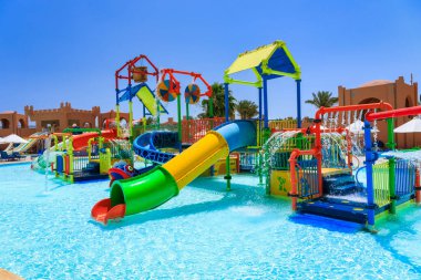 Marsa Alam, Mısır - 7 Mayıs 2023: Marsa Alam, Mısır 'da Kızıldeniz kıyısındaki Akassia İsviçre Tatil Köyü' nün su kaydırakları.