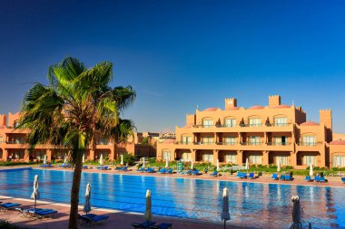Marsa Alam, Mısır - 7 Mayıs 2023: Marsa Alam, Mısır 'da Kızıldeniz kıyısındaki Akassia İsviçre Tatil Köyünün güzel mimarisi.