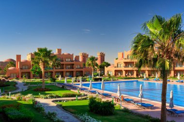 Marsa Alam, Mısır - 7 Mayıs 2023: Marsa Alam, Mısır 'da Kızıldeniz kıyısındaki Akassia İsviçre Tatil Köyünün güzel mimarisi.