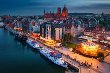 Gdansk, Polonya - 21 Mayıs 2023: Eski Gdansk kasabası Polonya 'nın batısında Motlawa nehrine yansıdı.