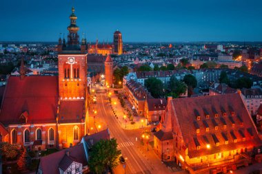 Büyük Değirmen, Gdansk 'ın eski kasabasında, alacakaranlıkta. Polonya